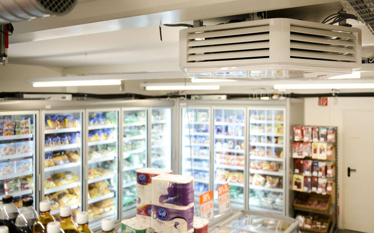 kreuzplatz_deckengeraet.jpg Eines der sechs Deckengeräte (oben rechts im Bild) im Migros Kreuzplatz Provisorium mit Heiz- und Kühlfunktion direkt durchströmt mit CO2