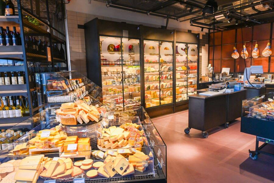 bridge_kaesetheke.jpg Offene und geschlossene Kühlregale im Bereich Käse im Erdgeschoss