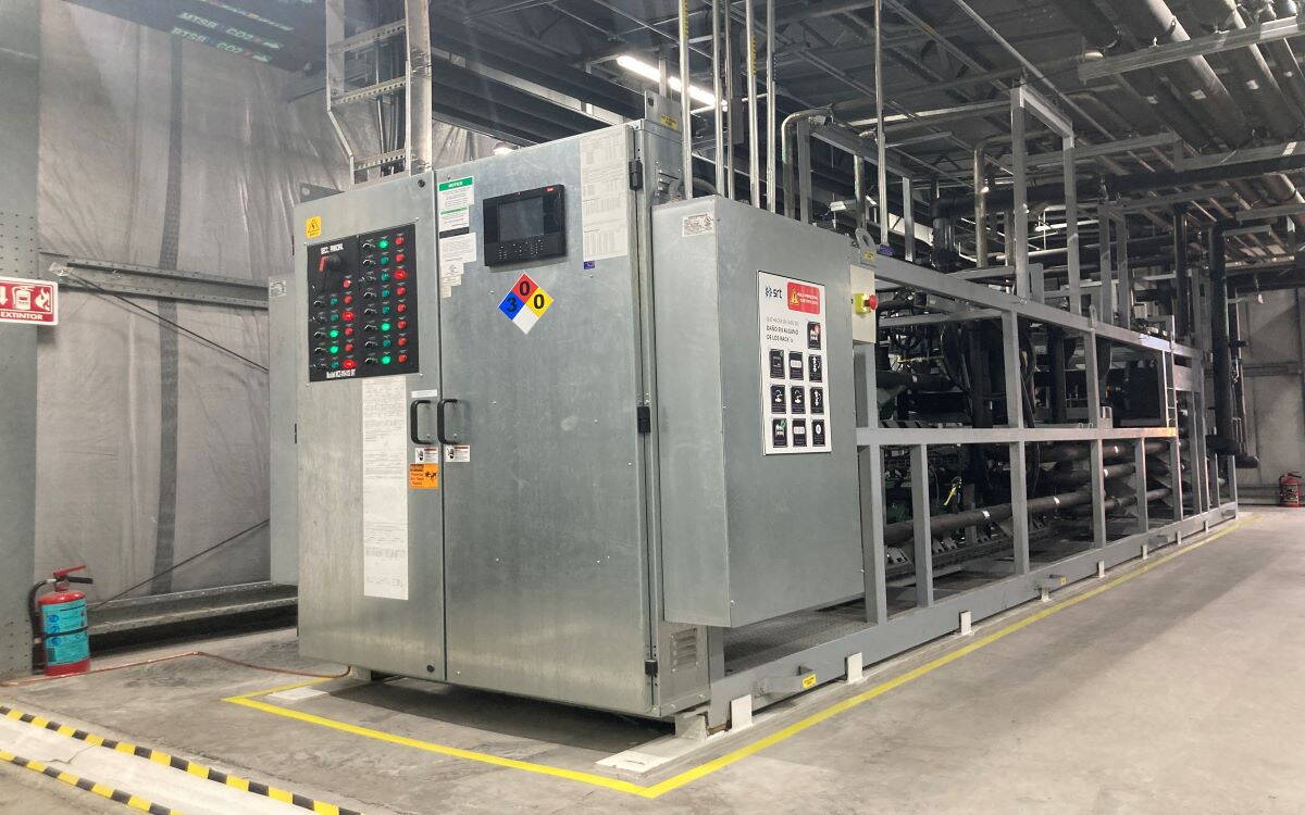 machinery-room-with-booster-rack-a.jpg Maschinenraum mit Booster-Anlage A