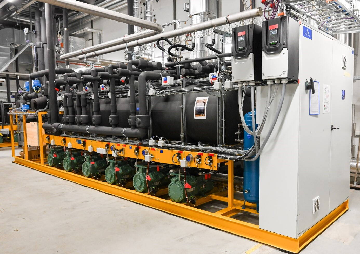 bild3_luftwasser-waermepumpe.jpg Eine der beiden Luftwasser-Wärmepumpen/Klimatisierung mit CO2 als Kältemittel. Foto: Frigo-Consulting AG