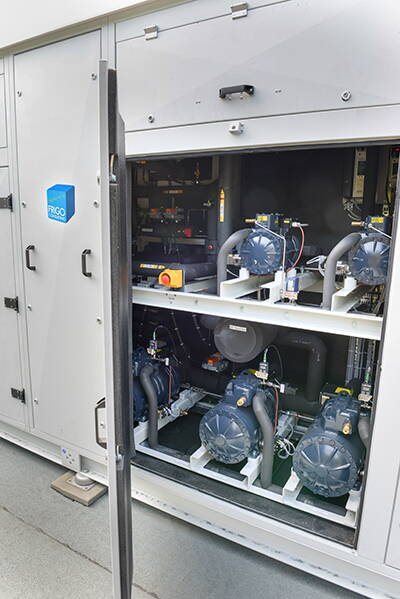 cs_migros_kreuzplatz_sidebar1.jpg CO2 Boosteranlage, welche das Herzstück – den Verbund – beinhaltet. Zu sehen sind fünf der sechs Verdichter.