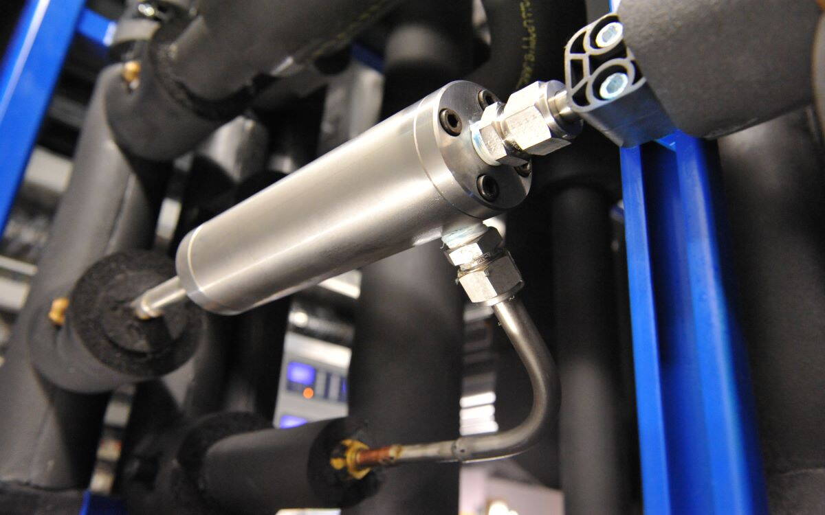 ejektor-1.jpg Ejektor: Dieses unscheinbare Bauteil ohne bewegliche Teile sorgt für einen Quantensprung in der effizienten Supermarktkälte. Das CO2 strömt vom rechten Anschluss zum linken und saugt dabei flüssiges oder gasförmiges CO2 vom Anschluss unten.