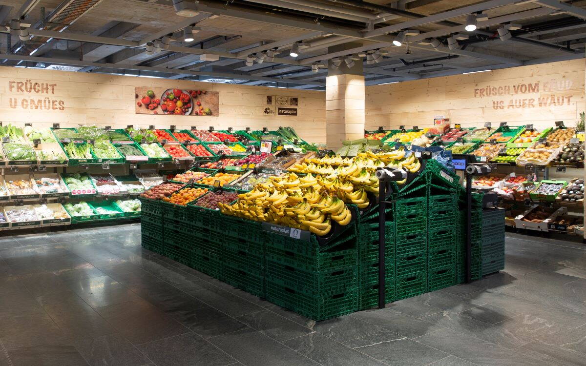 13_fruechte-und-gemueseabteilung.jpg Direkt beim Eingang des Supermarkts erwartet die Kundschaft frisches, saisonales sowie auch regionales Obst und Gemüse.
Foto: Nicole Philipp/Coop