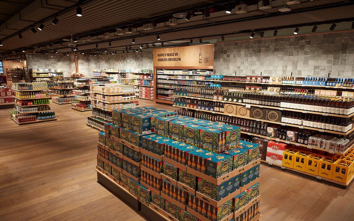 09_bierwelt.jpg Die Bier-Welt besticht mit mehr als 500 Bieren aus Nah und Fern.
Foto: Andreas von Gunten/Coop