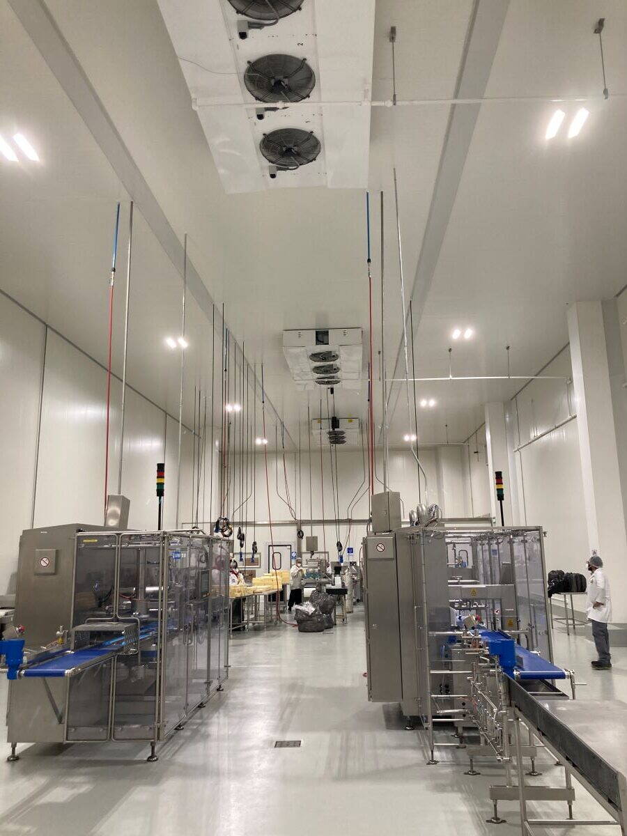 cheese-slicing-room-2-rotated.jpg Maschinen für die Käseverarbeitung