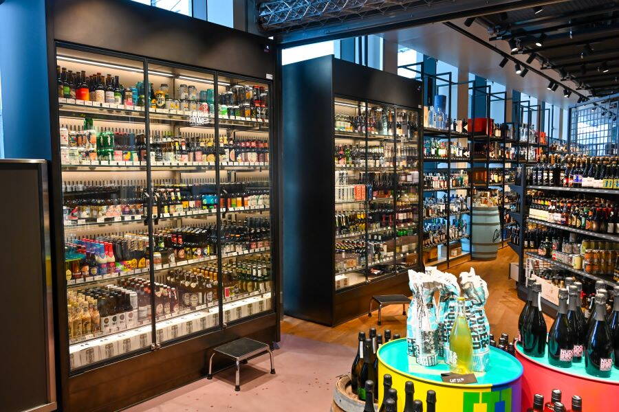 bridge_kuehlstelle_getraenke.jpg Geschlossene Kühlregale für Getränke im Bereich Main-Bar im Erdgeschoss