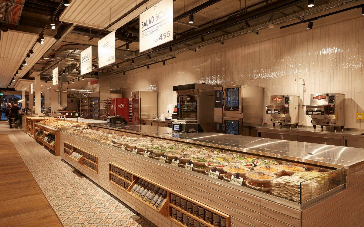 04_food-court.jpg Food-Court: Offene Arbeitsbereiche gehören im Erdgeschoss des Coop Marktgass Bern dazu. So erlebt die Kundschaft hautnah mit, wie die verschiedenen Produkte entstehen.
Foto: Andreas von Gunten/Coop